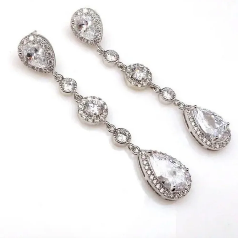 ✨️3 For $15✨️ Pear Shape Crystal Drop Earrings - Picture 1 of 4